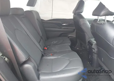 2024 Toyota Grand Highlander Xle z USA, uszkodzony, nr VIN 5TDAAAA52RS017832